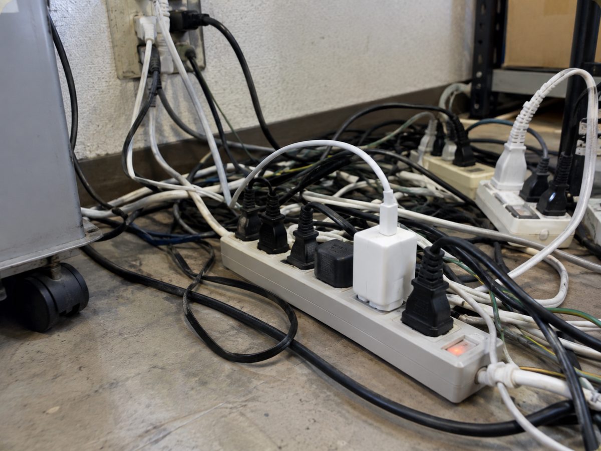 複数の電源タップが絡み合ったタコ足配線の実例写真